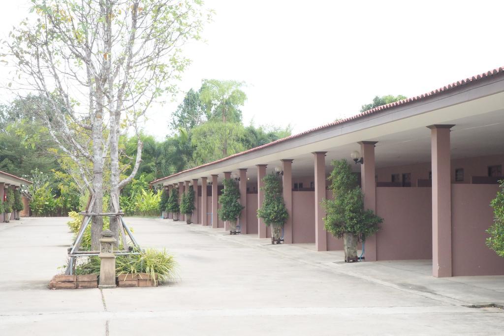 Rimmueng Resort Phanom Sarakham Екстериор снимка
